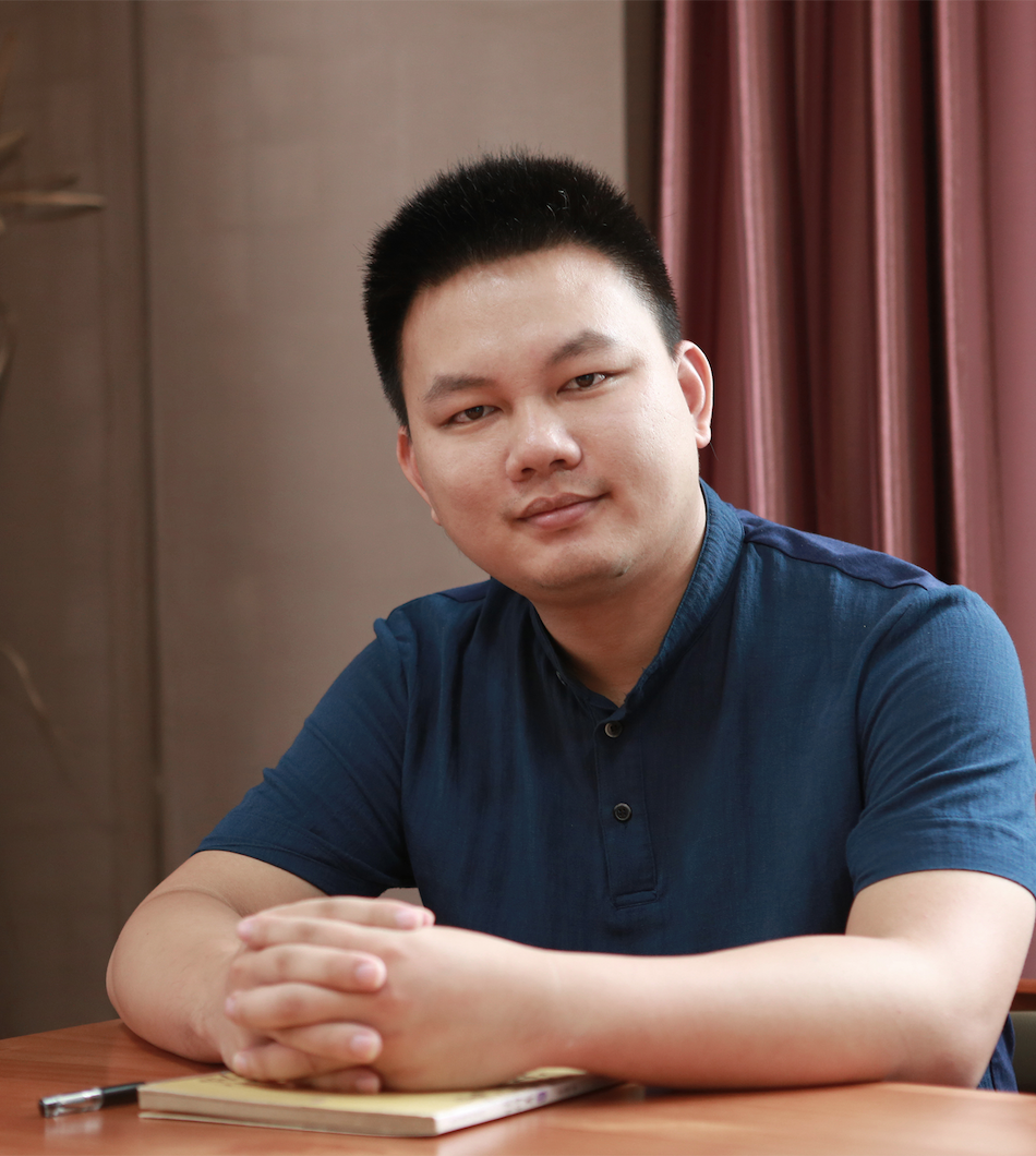 创始人,常务副总经理 中国硬笔书法协会会员  十年少儿教育课程工作